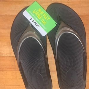 Oofos size W 9